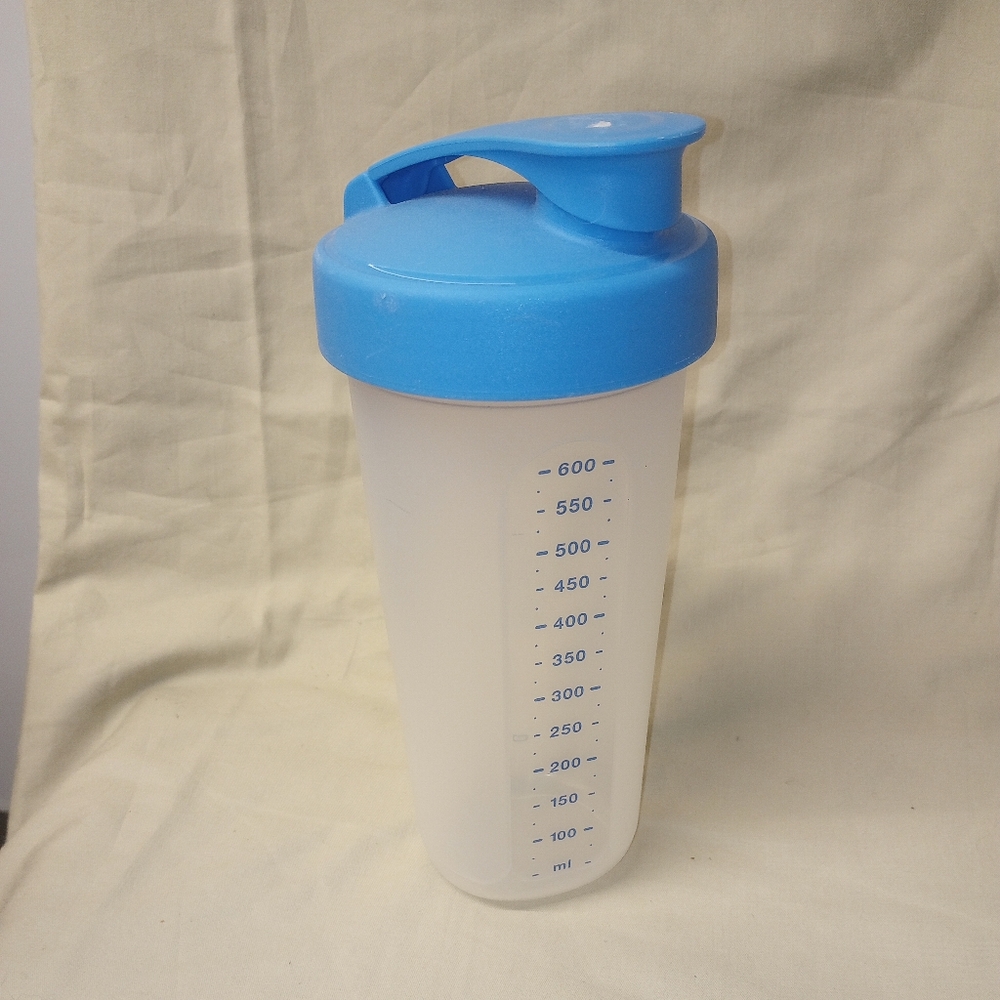 NEW Tupperware Quick Shake
